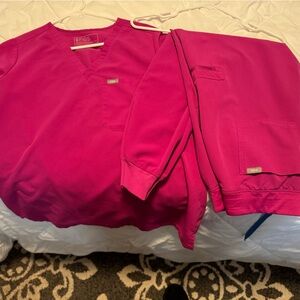 Figs Raspberry one pocket Scrub Top and jogger bottom Medium *more listed*